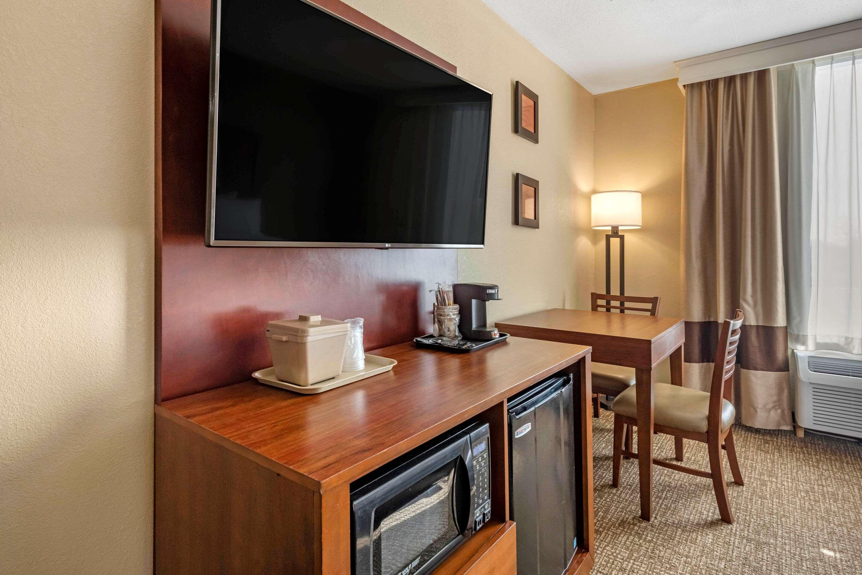 Comfort Inn & Suites Triadelphia Esterno foto