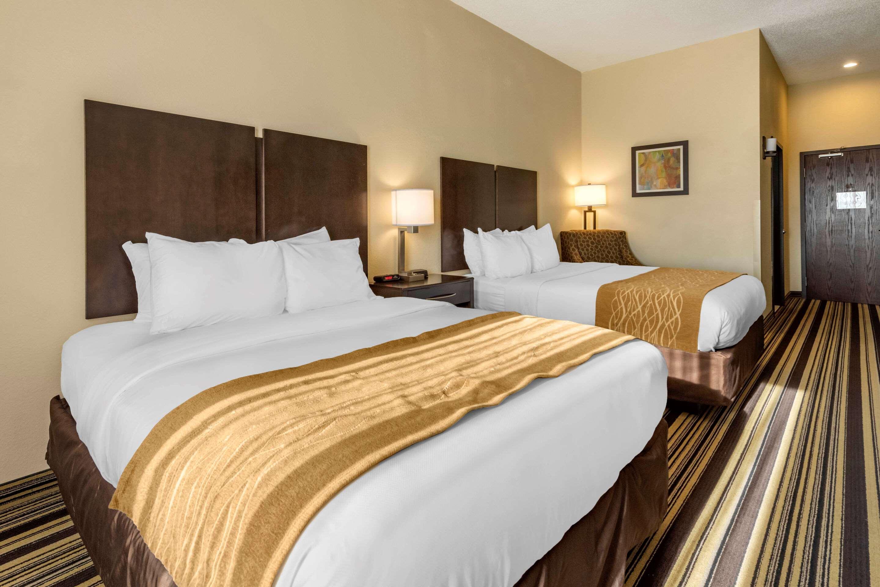 Comfort Inn & Suites Triadelphia Esterno foto