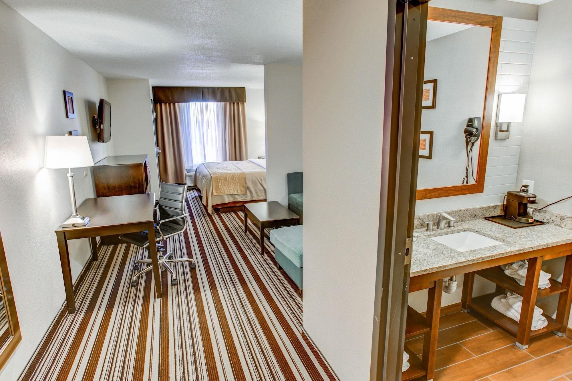 Comfort Inn & Suites Triadelphia Esterno foto